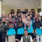 Mahasiswa Pengabdian Masyarakat UMBY berfoto bersama warga dan pelaku UMKM Dusun Dakawu, Desa Banyusidi, Kecamatan Pakis, Kabupaten Magelang, usai pelatihan inovasi sambal siap santap, Sabtu (29/1/2026). Program ini bertujuan meningkatkan nilai jual hasil panen cabai melalui pengolahan dan pengemasan produk yang higienis serta pemasaran digital. Foto: Pribadi