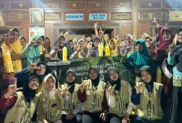 Dokumentasi bersama setelah pelaksanaan sosialisasi pembuatan yellow trap dari botol plastik bekas sebagai upaya pengendalian hama. Foto: KKN 121 UNS