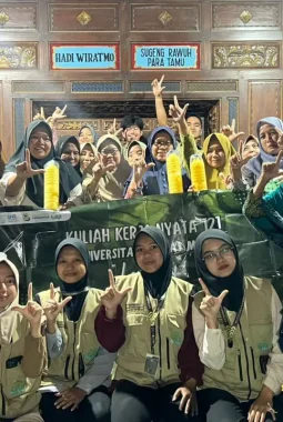 Ubah Botol Plastik Jadi Pengendali Hama, Mahasiswa KKN UNS Kelompok 121 Dorong Pertanian Ramah Lingkungan di Papringan