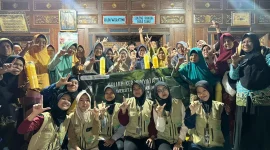 Dokumentasi bersama setelah pelaksanaan sosialisasi pembuatan yellow trap dari botol plastik bekas sebagai upaya pengendalian hama. Foto: KKN 121 UNS