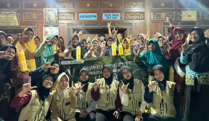 Dokumentasi bersama setelah pelaksanaan sosialisasi pembuatan yellow trap dari botol plastik bekas sebagai upaya pengendalian hama. Foto: KKN 121 UNS