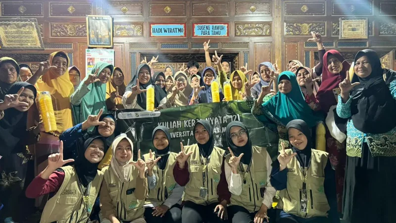 Dokumentasi bersama setelah pelaksanaan sosialisasi pembuatan yellow trap dari botol plastik bekas sebagai upaya pengendalian hama. Foto: KKN 121 UNS