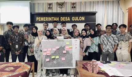 Tim 39 KKN-Tematik Universitas Diponegoro berfoto bersama usai menyerahkan peta jalur evakuasi dan mitigasi bencana berbasis GIS di Desa Gulon, Kecamatan Salam, Kabupaten Magelang. Foto: M. Fatikh