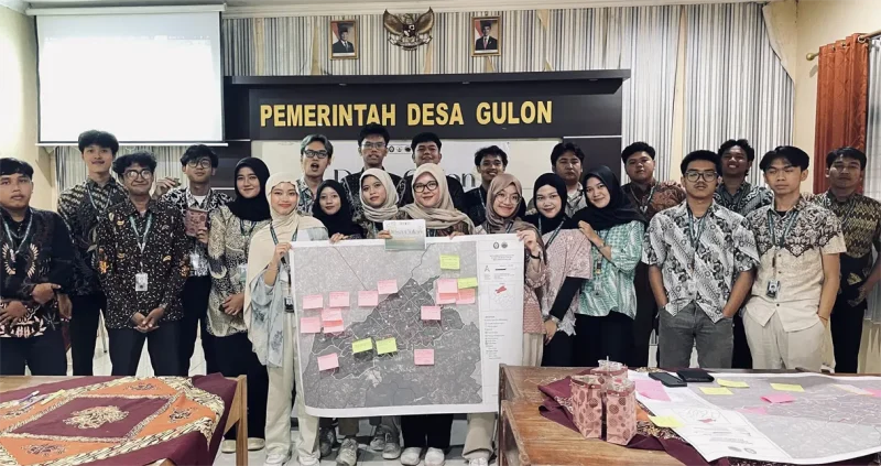 Tim 39 KKN-Tematik Universitas Diponegoro berfoto bersama usai menyerahkan peta jalur evakuasi dan mitigasi bencana berbasis GIS di Desa Gulon, Kecamatan Salam, Kabupaten Magelang. Foto: M. Fatikh