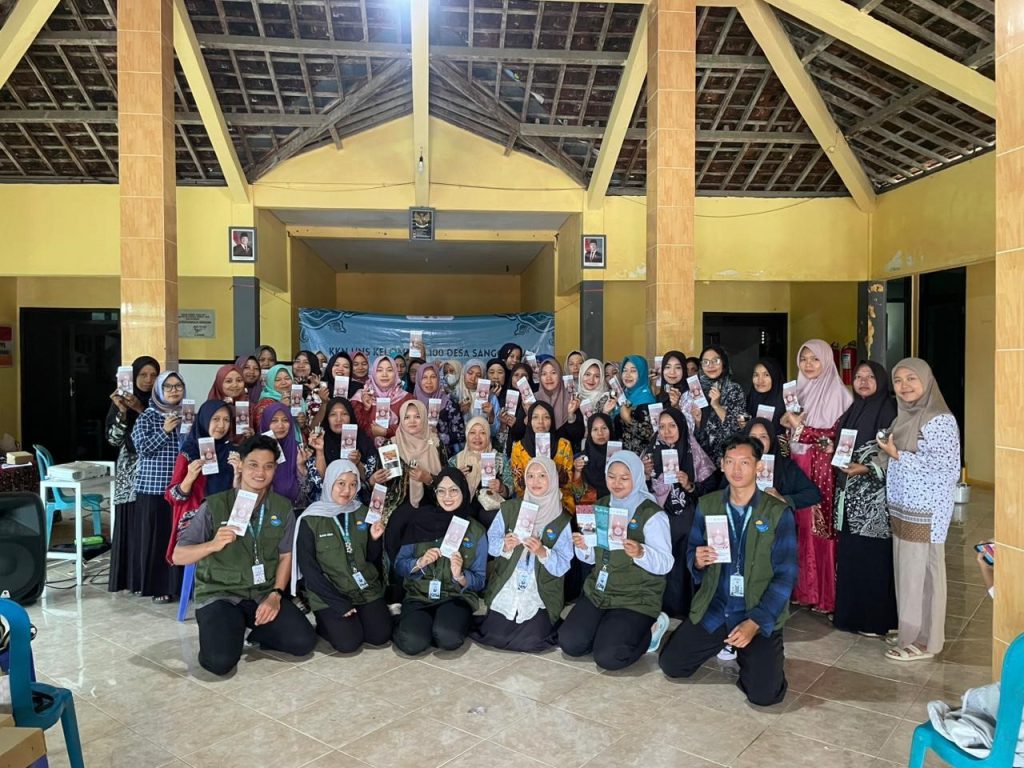 Foto bersama peserta dan mahasiswa KKN-T UNS Kelompok 100. Foto: Dokumentasi Pribadi KKN-T UNS Kelompok 100