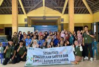 Foto bersama peserta dan mahasiswa KKN-T UNS Kelompok 100.  Foto: Dokumentasi Pribadi KKN-T UNS Kelompok 100
