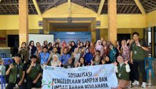 Foto bersama peserta dan mahasiswa KKN-T UNS Kelompok 100.  Foto: Dokumentasi Pribadi KKN-T UNS Kelompok 100
