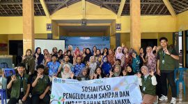 Foto bersama peserta dan mahasiswa KKN-T UNS Kelompok 100.  Foto: Dokumentasi Pribadi KKN-T UNS Kelompok 100
