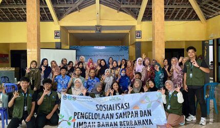 Foto bersama peserta dan mahasiswa KKN-T UNS Kelompok 100. Foto: Dokumentasi Pribadi KKN-T UNS Kelompok 100