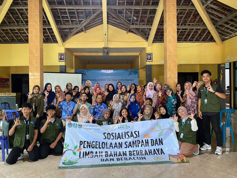 Foto bersama peserta dan mahasiswa KKN-T UNS Kelompok 100.  Foto: Dokumentasi Pribadi KKN-T UNS Kelompok 100
