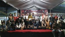 Foto bersama warga desa di akhir acara puncak ”Pagerkidul Fest”, Minggu, (15/2/2026). Foto: KKN 104 UNS 