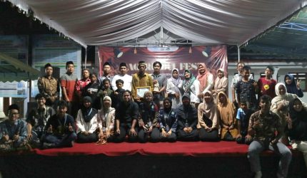 Foto bersama warga desa di akhir acara puncak ”Pagerkidul Fest”, Minggu, (15/2/2026). Foto: KKN 104 UNS