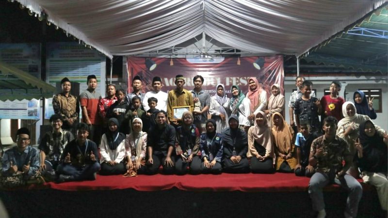 Foto bersama warga desa di akhir acara puncak ”Pagerkidul Fest”, Minggu, (15/2/2026). Foto: KKN 104 UNS 