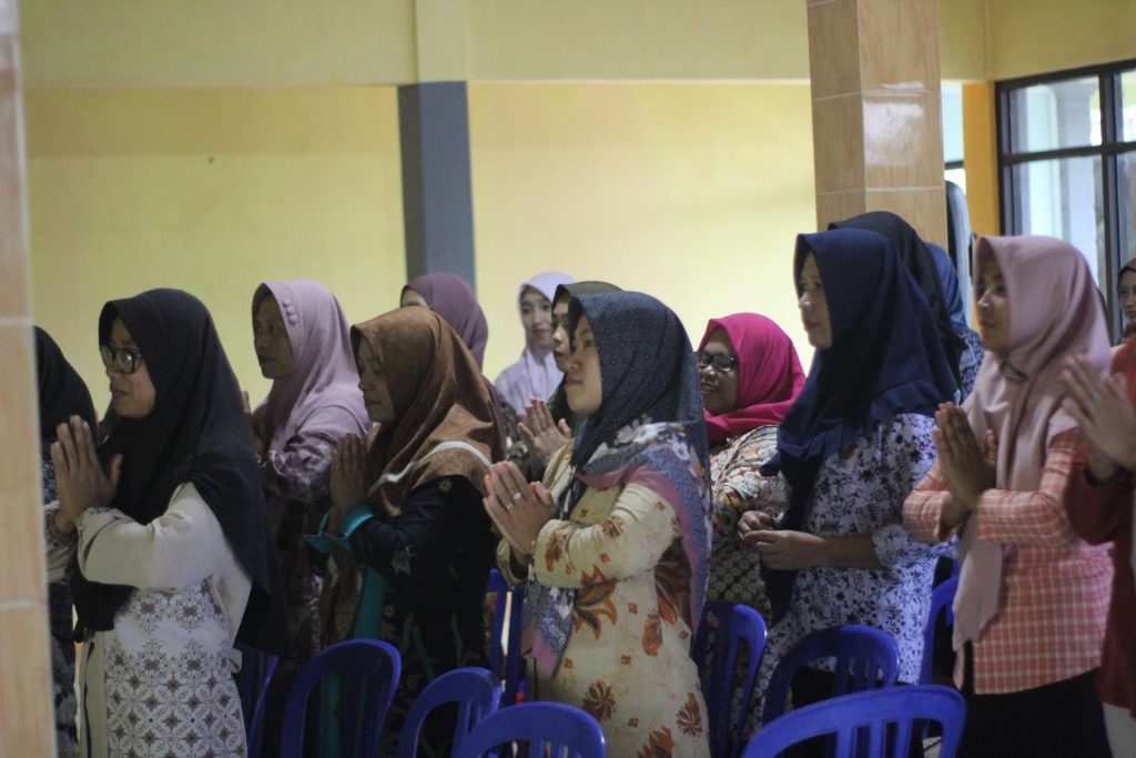 Ice Breaking Tepuk 3R dari DLH. Foto: Dokumentasi Pribadi KKN-T UNS Kelompok 100