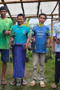 Dorong Konservasi dan Ekonomi Warga, Mahasiswa KKN UNS Tanam Puluhan Bibit MPTS di Desa Gunungsari