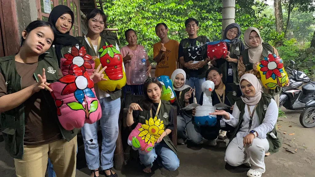 Hasil kreasi pot dari galon bekas karya Kelompok Bank Sampah Tegalrejo binaan Kelompok 67 KKN UNS. Foto: Tim KKN 67 Desa Kebondalem Lor, Prambanan, Klaten