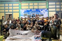 Mahasiswa KKN 138 UNS memberikan sosilisasi dan demo tentang solusi PGPR kepada petani di Desa Kadipiro sebagai bagian dari mengatasi penyakit bercak coklat Senin (30/1/2026). Foto: Pribadi