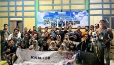 Mahasiswa KKN 138 UNS memberikan sosilisasi dan demo tentang solusi PGPR kepada petani di Desa Kadipiro sebagai bagian dari mengatasi penyakit bercak coklat Senin (30/1/2026). Foto: Pribadi
