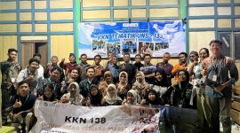 Mahasiswa KKN 138 UNS memberikan sosilisasi dan demo tentang solusi PGPR kepada petani di Desa Kadipiro sebagai bagian dari mengatasi penyakit bercak coklat Senin (30/1/2026). Foto: Pribadi