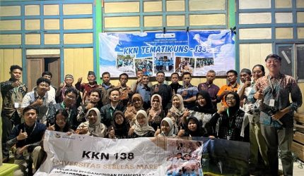 Mahasiswa KKN 138 UNS memberikan sosilisasi dan demo tentang solusi PGPR kepada petani di Desa Kadipiro sebagai bagian dari mengatasi penyakit bercak coklat Senin (30/1/2026). Foto: Pribadi