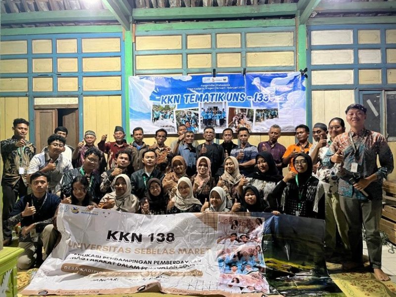 Mahasiswa KKN 138 UNS memberikan sosilisasi dan demo tentang solusi PGPR kepada petani di Desa Kadipiro sebagai bagian dari mengatasi penyakit bercak coklat Senin (30/1/2026). Foto: Pribadi