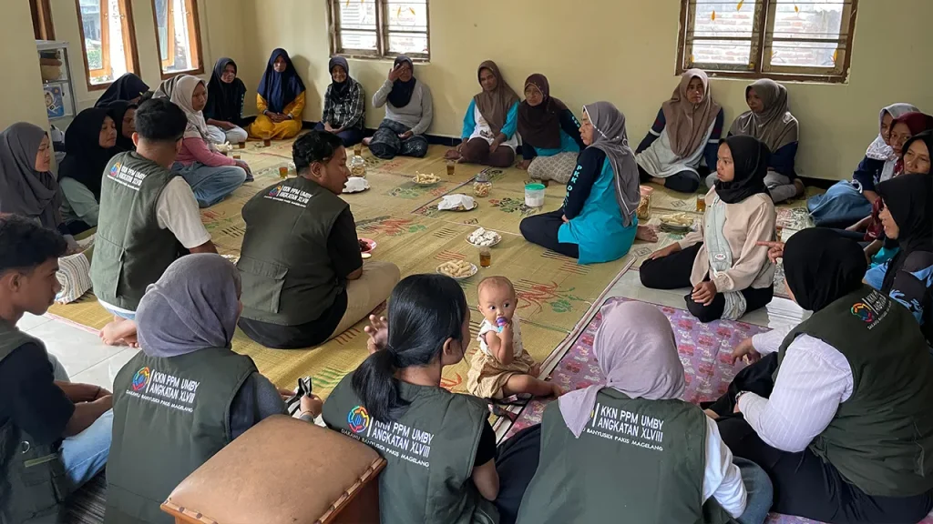 Mahasiswa KKN PPM UMBY Angkatan XLVIII berdiskusi bersama warga Dusun Dakawu, Desa Banyusidi, Kecamatan Pakis, Kabupaten Magelang, dalam kegiatan sosialisasi penguatan UMKM dan inovasi produk sambal kemasan, Sabtu (29/1/2026). Foto: Pribadi