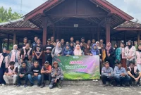 Mahasiswa KKN UNS Kelompok 29 berfoto bersama narasumber dari EXALOS Indonesia, KATANYAPALA, serta perangkat desa dan warga usai kegiatan sosialisasi penanganan ular di depan Pendopo Kalurahan Grogol, Selasa (27/1/2026). Foto: Dokumentasi KKN UNS Kelompok 29 Grogol
