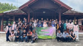 Mahasiswa KKN UNS Kelompok 29 berfoto bersama narasumber dari EXALOS Indonesia, KATANYAPALA, serta perangkat desa dan warga usai kegiatan sosialisasi penanganan ular di depan Pendopo Kalurahan Grogol, Selasa (27/1/2026). Foto: Dokumentasi KKN UNS Kelompok 29 Grogol
