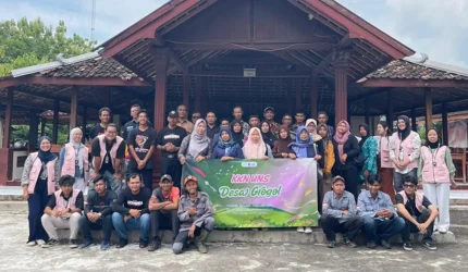 Mahasiswa KKN UNS Kelompok 29 berfoto bersama narasumber dari EXALOS Indonesia, KATANYAPALA, serta perangkat desa dan warga usai kegiatan sosialisasi penanganan ular di depan Pendopo Kalurahan Grogol, Selasa (27/1/2026). Foto: Dokumentasi KKN UNS Kelompok 29 Grogol