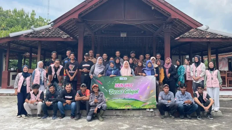 Mahasiswa KKN UNS Kelompok 29 berfoto bersama narasumber dari EXALOS Indonesia, KATANYAPALA, serta perangkat desa dan warga usai kegiatan sosialisasi penanganan ular di depan Pendopo Kalurahan Grogol, Selasa (27/1/2026). Foto: Dokumentasi KKN UNS Kelompok 29 Grogol
