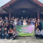 Mahasiswa KKN UNS Kelompok 29 berfoto bersama narasumber dari EXALOS Indonesia, KATANYAPALA, serta perangkat desa dan warga usai kegiatan sosialisasi penanganan ular di depan Pendopo Kalurahan Grogol, Selasa (27/1/2026). Foto: Dokumentasi KKN UNS Kelompok 29 Grogol
