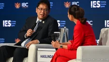Menteri Keuangan RI berbincang dengan moderator saat menjadi pembicara dalam Indonesia Economic Summit 2026 di Jakarta, Selasa (3/2/2026). Dalam forum tersebut, pemerintah menyampaikan optimisme pertumbuhan ekonomi nasional yang didorong penguatan fundamental ekonomi dan perbaikan iklim investasi.
(Kemenkeu Foto/Biro KLI)
