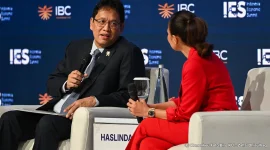 Menteri Keuangan RI berbincang dengan moderator saat menjadi pembicara dalam Indonesia Economic Summit 2026 di Jakarta, Selasa (3/2/2026). Dalam forum tersebut, pemerintah menyampaikan optimisme pertumbuhan ekonomi nasional yang didorong penguatan fundamental ekonomi dan perbaikan iklim investasi.
(Kemenkeu Foto/Biro KLI)