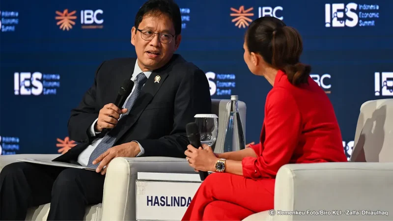 Menteri Keuangan RI berbincang dengan moderator saat menjadi pembicara dalam Indonesia Economic Summit 2026 di Jakarta, Selasa (3/2/2026). Dalam forum tersebut, pemerintah menyampaikan optimisme pertumbuhan ekonomi nasional yang didorong penguatan fundamental ekonomi dan perbaikan iklim investasi.
(Kemenkeu Foto/Biro KLI)