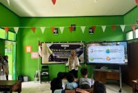 Pemaparan materi mitigasi bencana oleh mahasiswa KKN UNS kepada siswa SDN 2 Gembuk untuk mengenali langkah-langkah kesiapsiagaan sebelum, saat, dan setelah terjadi bencana. Foto: Pribadi