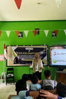 Mahasiswa KKN UNS Gelar Simulasi Mitigasi Longsor di Desa Gembuk Pacitan, Tingkatkan Kesiapsiagaan Siswa