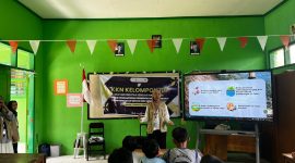 Pemaparan materi mitigasi bencana oleh mahasiswa KKN UNS kepada siswa SDN 2 Gembuk untuk mengenali langkah-langkah kesiapsiagaan sebelum, saat, dan setelah terjadi bencana. Foto: Pribadi