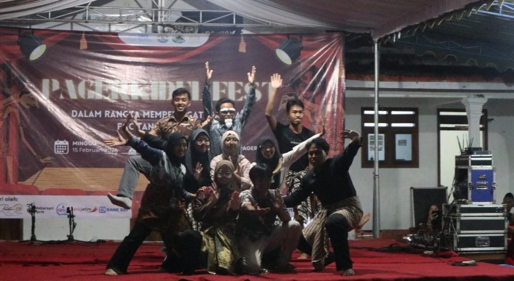 Penampilan Drama Mahasiswa KKN di puncak acara Pentas Seni ”Pagerkidul Fest”, Minggu, (15/2/2026). Foto: KKN 104 UNS