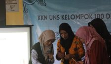 Praktik pembuatan lilin aromaterapi beraroma kopi dari minyak jelantah oleh peserta pelatihan. Foto: Dokumentasi Pribadi KKN-T UNS Kelompok 100