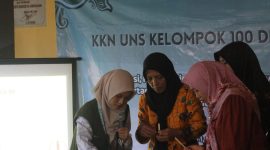 Praktik pembuatan lilin aromaterapi beraroma kopi dari minyak jelantah oleh peserta pelatihan. Foto: Dokumentasi Pribadi KKN-T UNS Kelompok 100