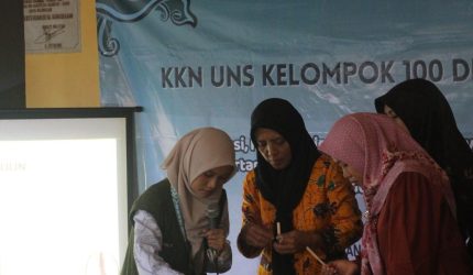 Praktik pembuatan lilin aromaterapi beraroma kopi dari minyak jelantah oleh peserta pelatihan. Foto: Dokumentasi Pribadi KKN-T UNS Kelompok 100