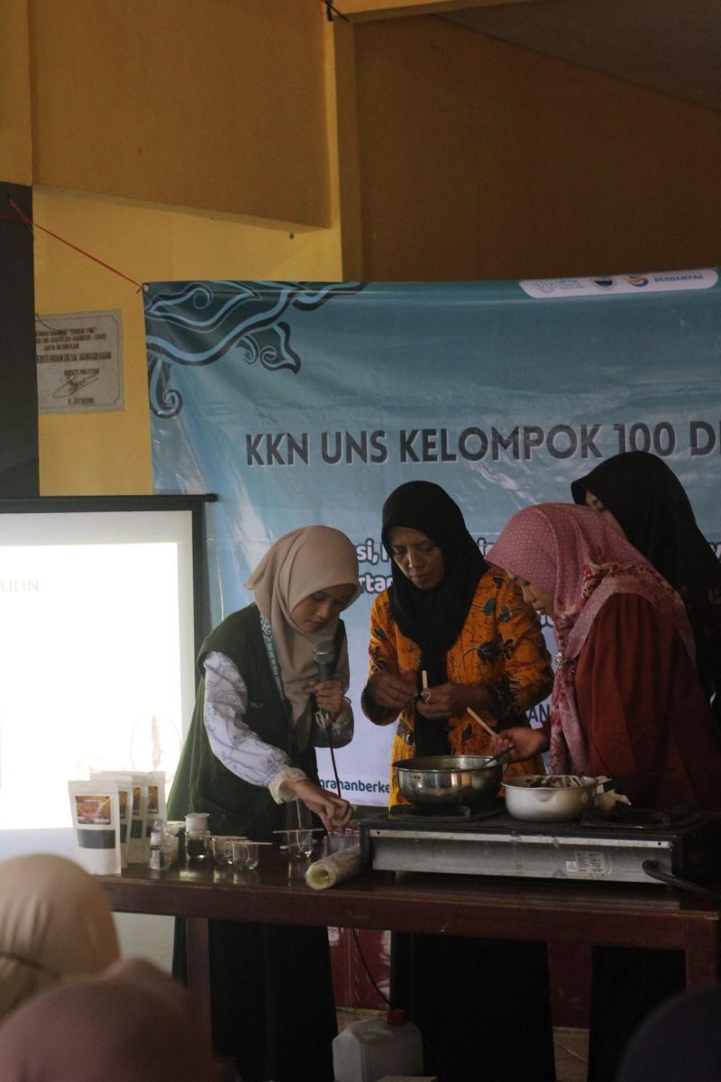 Praktik pembuatan lilin aromaterapi beraroma kopi dari minyak jelantah oleh peserta pelatihan. Foto: Dokumentasi Pribadi KKN-T UNS Kelompok 100