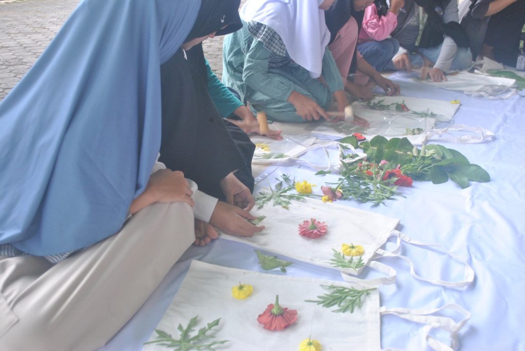 Antusiasme anak TPA Masjid Jami’ Sonosari mengikuti kegiatan ecoprint. Foto : Dok. KKN UNS 163