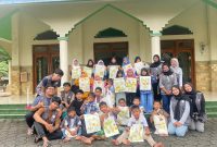 Kelompok KKN UNS 163 bersama anak-anak TPA Masjid Jami’ Sonosari. Foto : Dok. KKN UNS 163