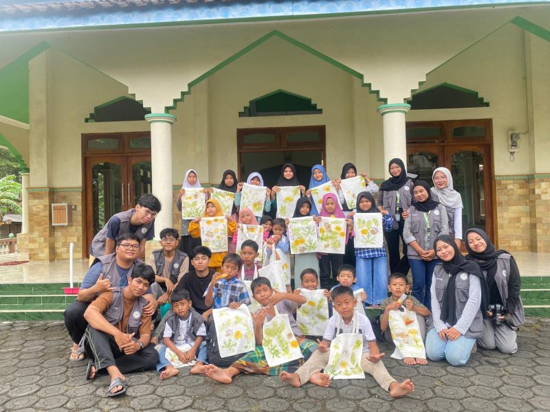 Kelompok KKN UNS 163 bersama anak-anak TPA Masjid Jami’ Sonosari. Foto : Dok. KKN UNS 163