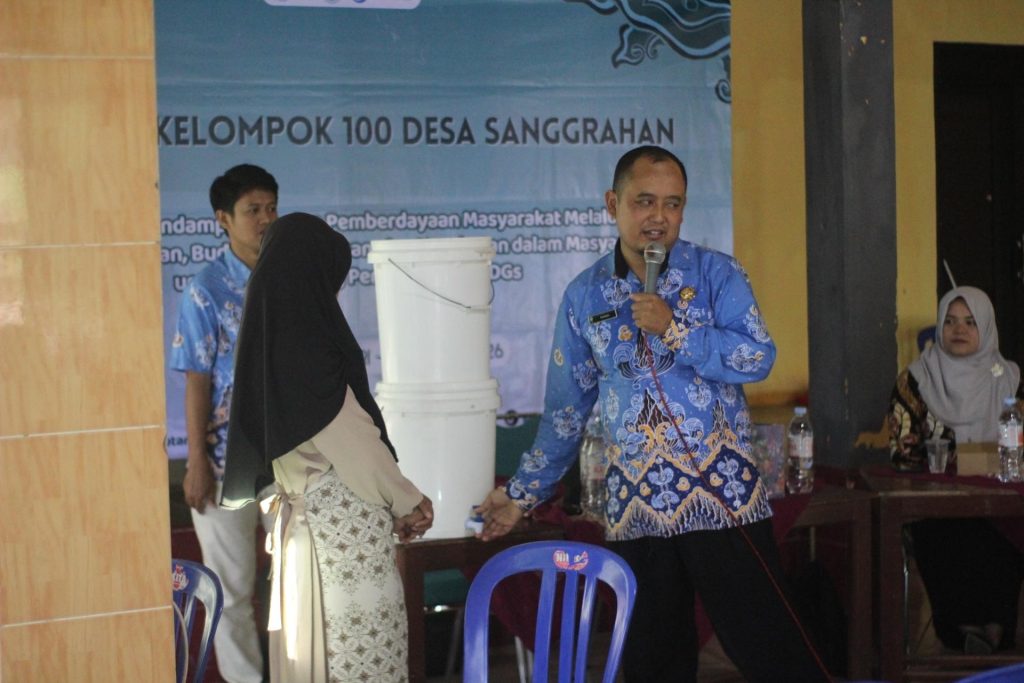Pemaparan materi dari Dinas Lingkungan Hidup oleh Surosurawan. Foto: Dokumentasi Pribadi KKN-T UNS Kelompok 100Pemaparan materi dari Dinas Lingkungan Hidup oleh Surosurawan. Foto: Dokumentasi Pribadi KKN-T UNS Kelompok 100