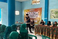 Pemaparan materi pada pelaksanaan program SAMBATE - Sampah Jadi Berkah, Lingkungan Bebas DBD. Foto: Pribadi