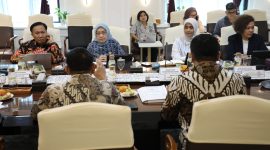 Menteri PANRB Rini Widyantini (tengah) dalam rapat dengan Wakil Menteri Sekretaris Negara Bambang Eko Suhariyanto dan Juri Ardiantoro, di Jakarta, Jumat (27/3/2026). Foto: Humas PANRB