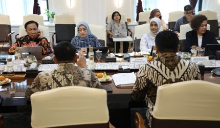 Menteri PANRB Rini Widyantini (tengah) dalam rapat dengan Wakil Menteri Sekretaris Negara Bambang Eko Suhariyanto dan Juri Ardiantoro, di Jakarta, Jumat (27/3/2026). Foto: Humas PANRB