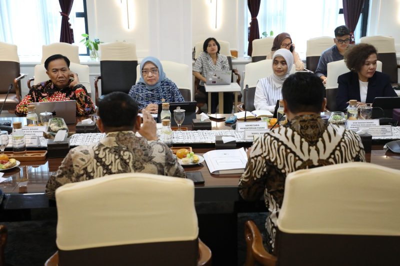 Menteri PANRB Rini Widyantini (tengah) dalam rapat dengan Wakil Menteri Sekretaris Negara Bambang Eko Suhariyanto dan Juri Ardiantoro, di Jakarta, Jumat (27/3/2026). Foto: Humas PANRB